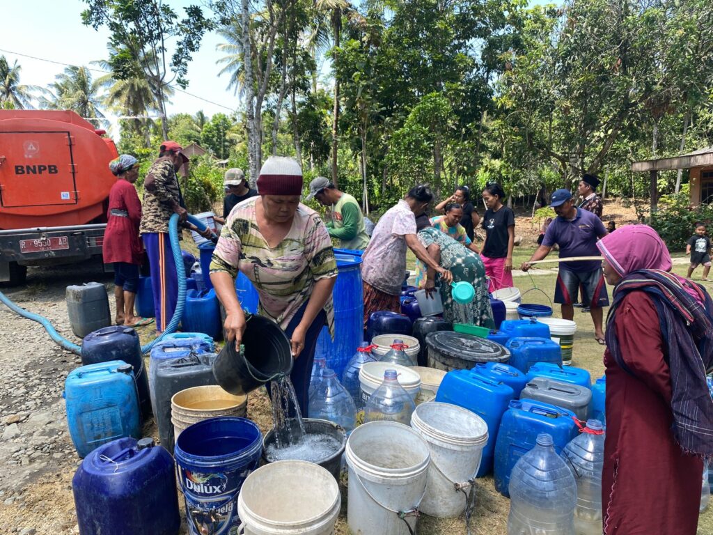 Salurkan Puluhan Ribu Liter Air Bersih Amal Bunda Bantu Krisis Air di Kawunganten