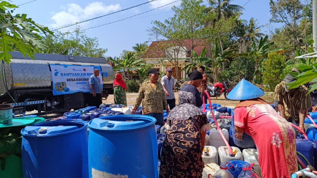 Atasi Kekeringan, Amal Bunda salurkan puluhan ribu liter Air Bersih di Kawunganten