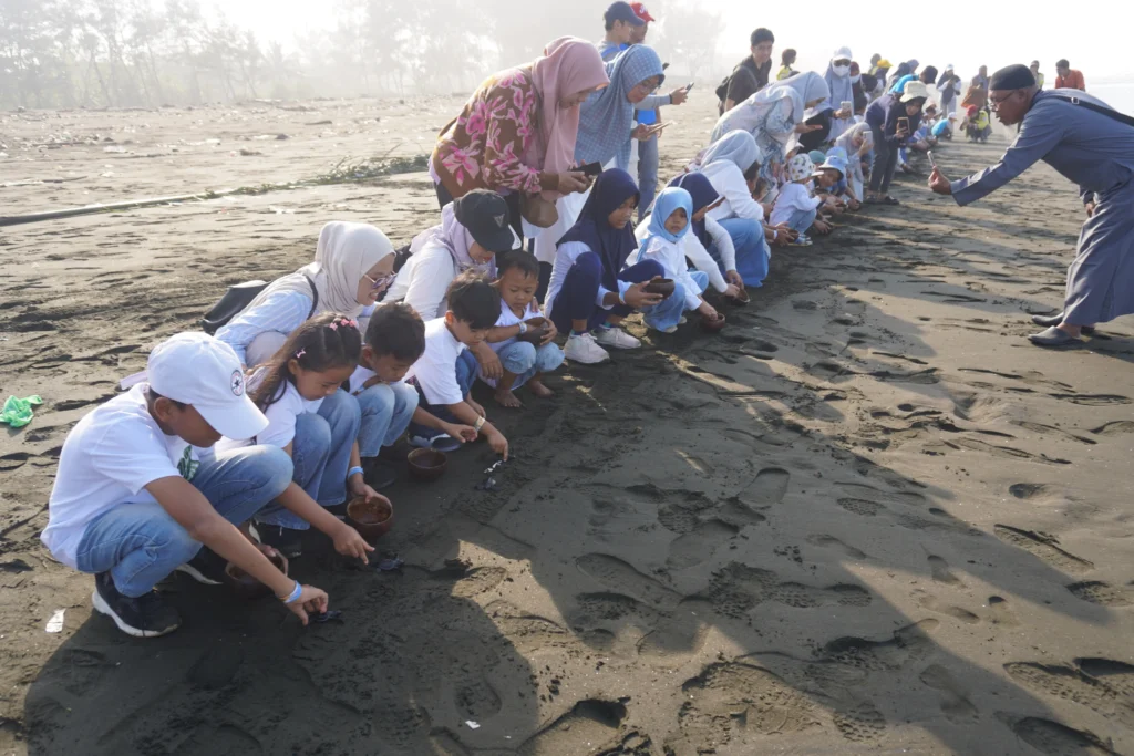 Amal Bunda Dorong Pencapaian SDGs melalui Eduwisata Konservasi Penyu, Mangrove, dan Santunan Anak Yatim